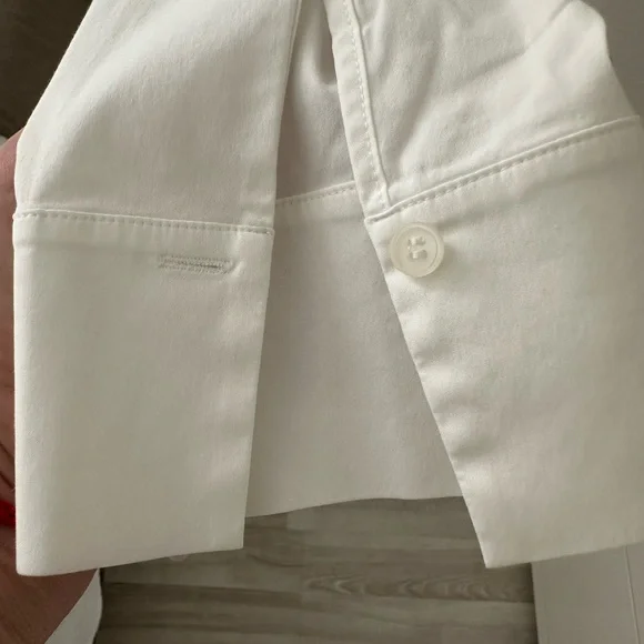 Elegant White Button-Up Shirt - Picture 5 of 9